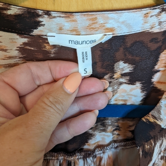 MAURICES PAINTED Burgundy Flower Patterned V-Neck Blouse Sz S - Picture 8 of 11